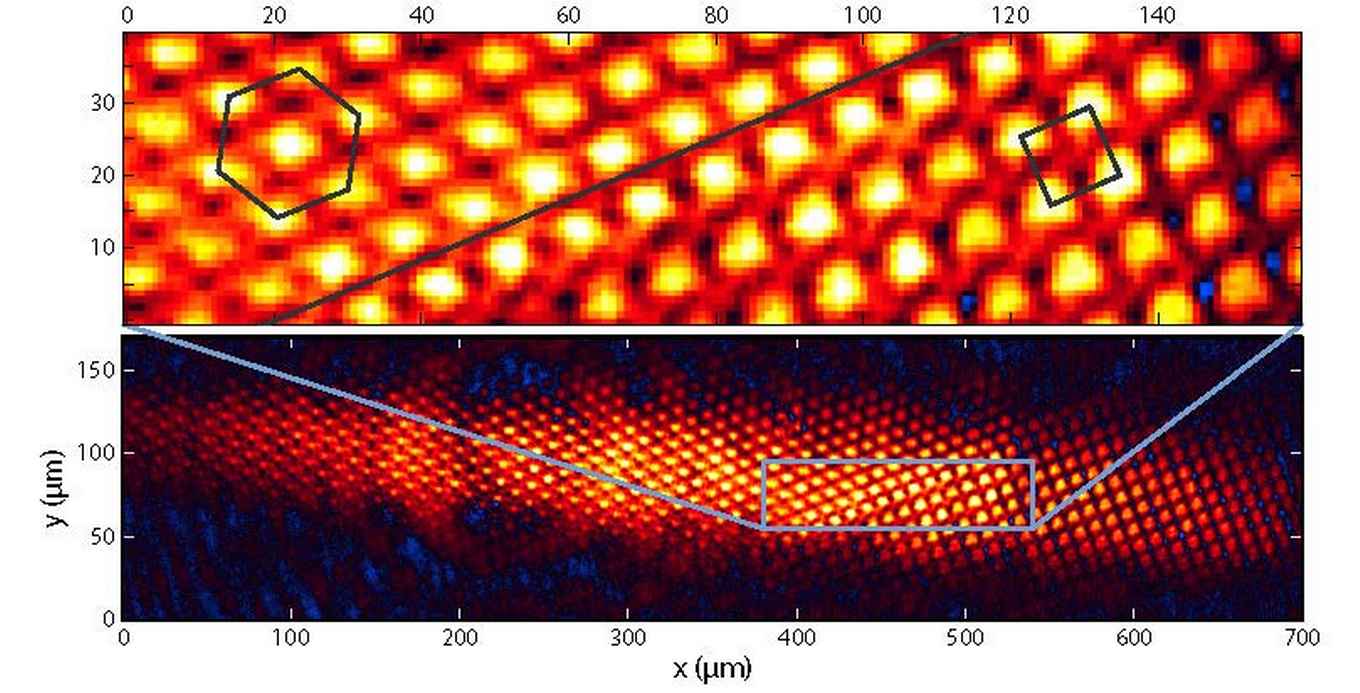Honderden koude atoomwolkjes, zwevend boven een magnetische atoomchip. Een van de doelen in het programma is om hierin Rydberg-atomen te exciteren en die gecontroleerd te laten wisselwerken en quantumverstrengeling te genereren.