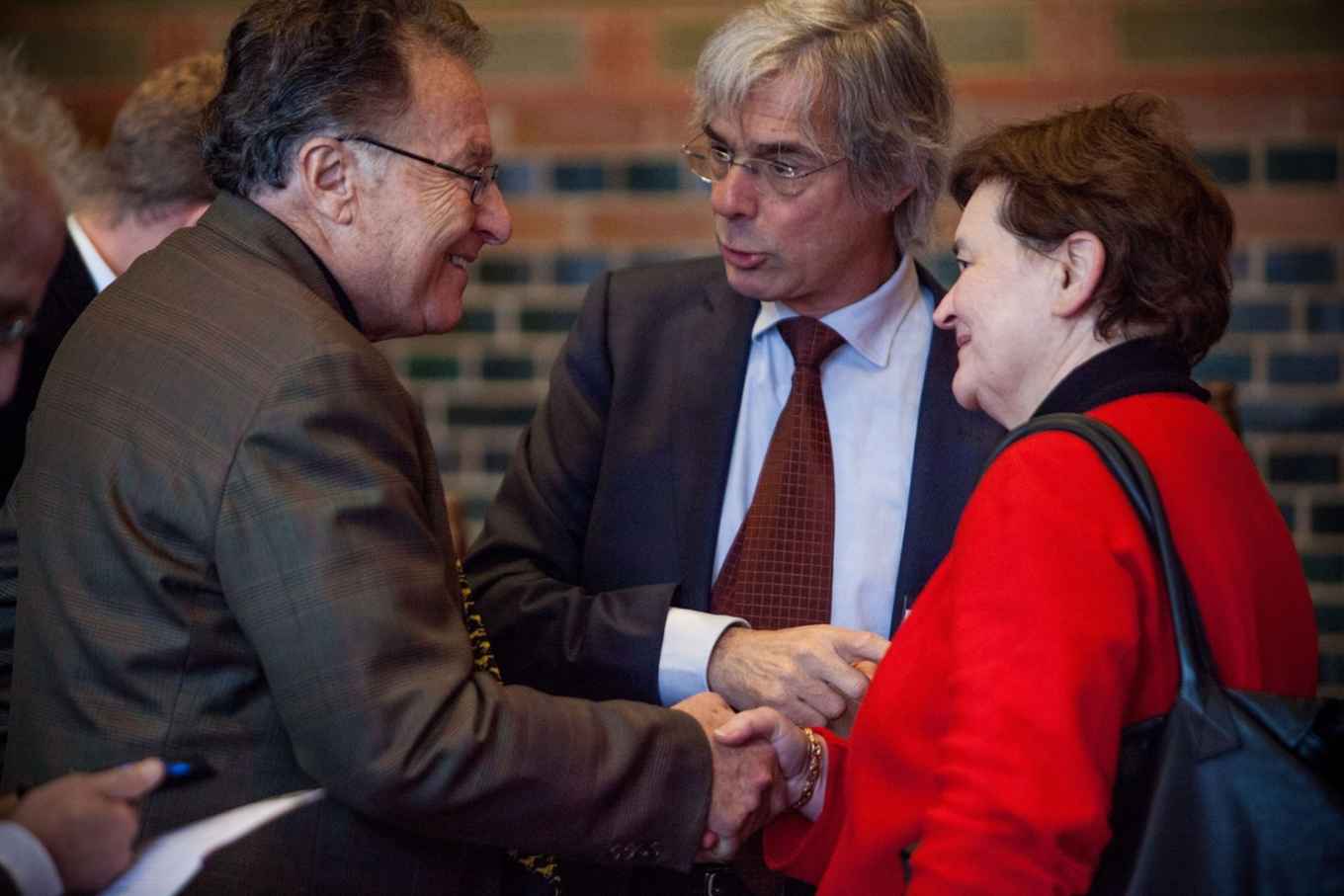 Prof. Jook Walraven en diens promotor, prof. Ike Silvera, ontmoeten prof. Dymph van den Boom, rector magnificus van de UvA.