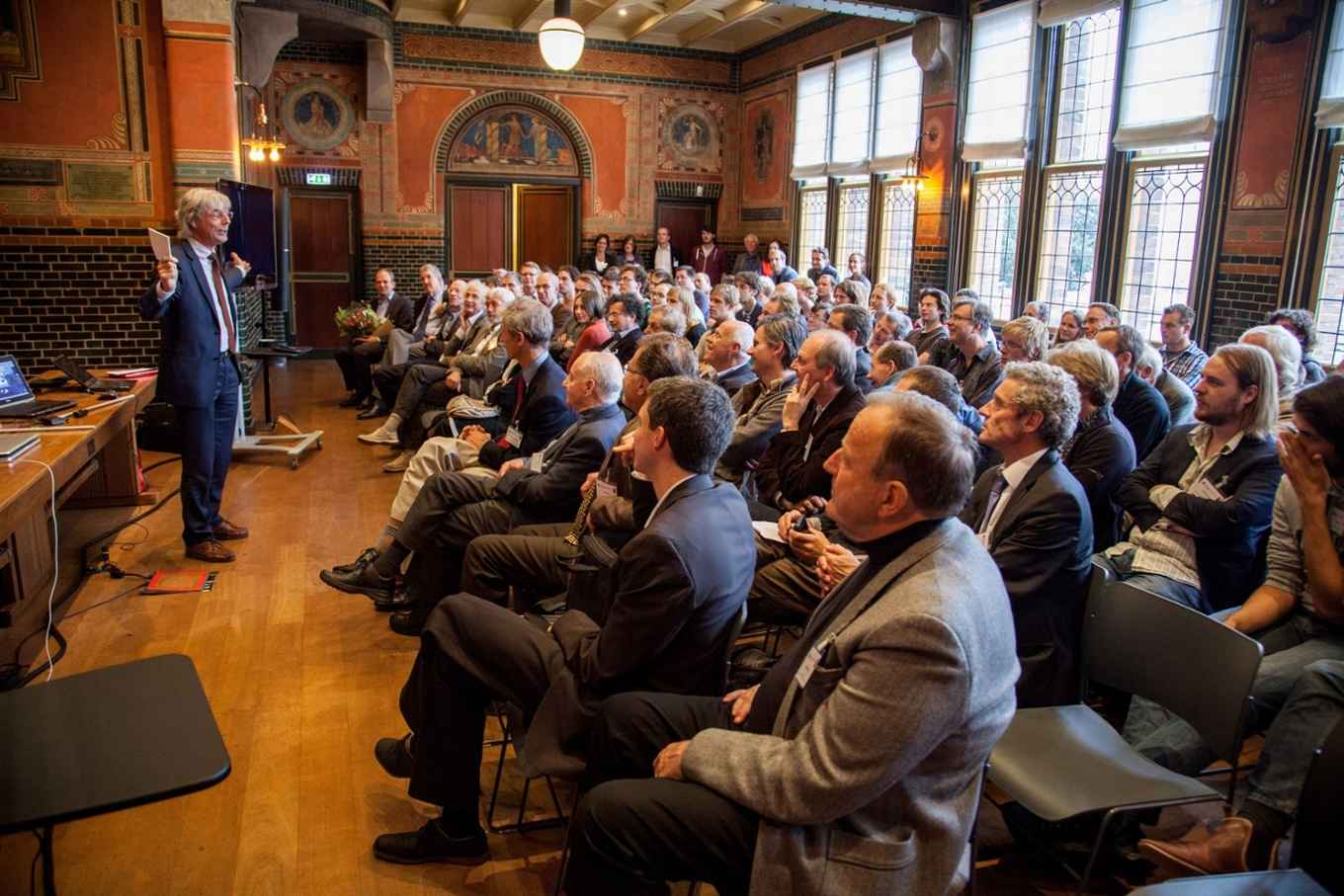 Prof. Jook Walraven spreekt het publiek toe in zijn dankwoord.