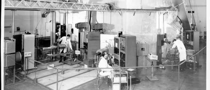 The JEEP-I nuclear reactor around 1951 (in Kjeller near Lillestrøm, Norway), which was established through Norwegian-Dutch cooperation. In the photo, four physicists are working on a reactor block. Photo: Norsk Teknisk Museum.