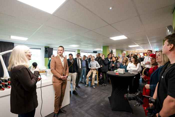 Faculty of Science dean prof. Susan te Pas addresses the audience during the opening of HoQ Amsterdam. Photo credit: Rebekka Mell.